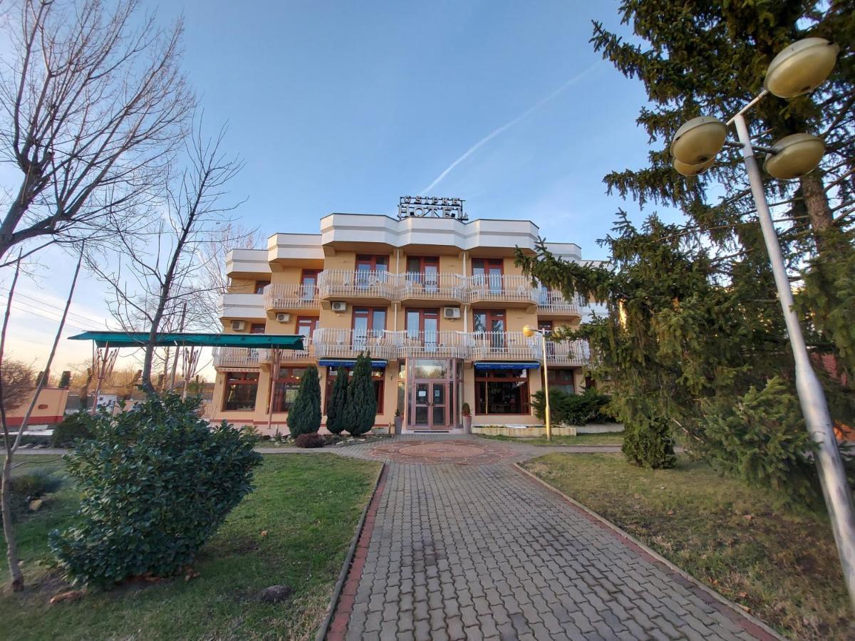 Csipke Hotel Kiskunhalas Luaran gambar