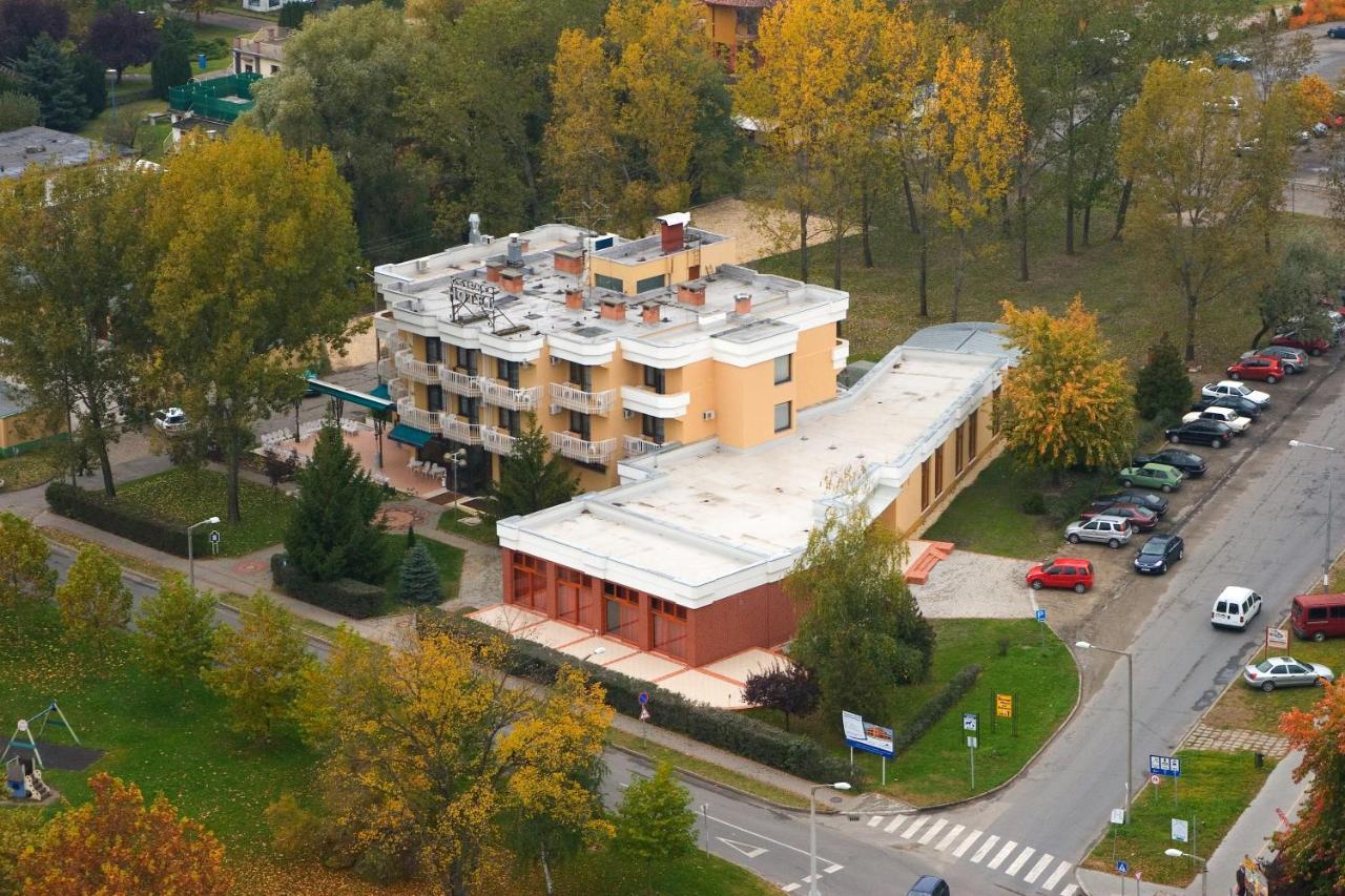Csipke Hotel Kiskunhalas Luaran gambar